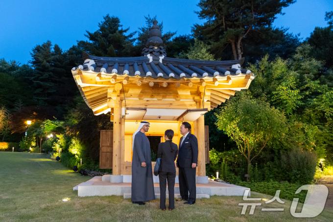 [사진] 윤석열 대통령, UAE 대통령 관저 초청해 차담