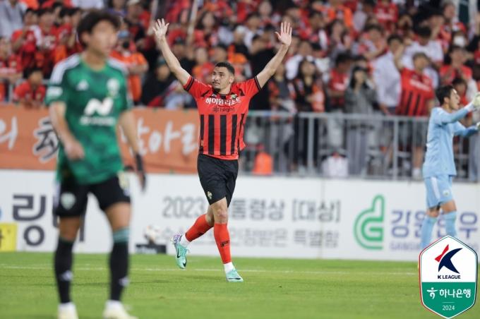강원FC가 안방에서 전북 현대를 2-1로 제압했다. (한국프로축구연맹 제공)