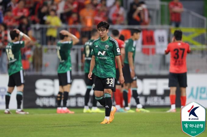 강원FC 원정 경기에서 경고 누적으로 퇴장 당한 전병관. (한국프로축구연맹 제공)
