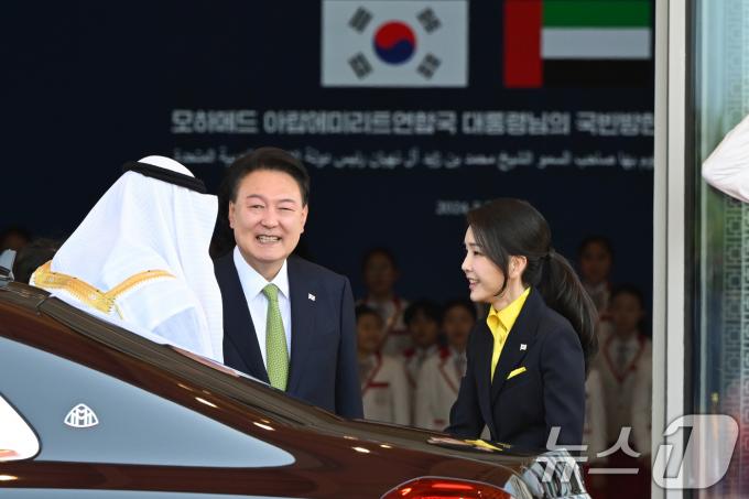 윤석열 대통령과 김건희 여사가 29일 서울 용산 대통령실 청사 앞 잔디마당에서 열린 모하메드 빈 자이드 알 나흐얀 아랍에미리트(UAE)대통령 국빈 방한 공식 환영식에서 모하메드 대통령을 영접하고 있다. (대통령실 제공) 2024.5.29/뉴스1 ⓒ News1 송원영 기자