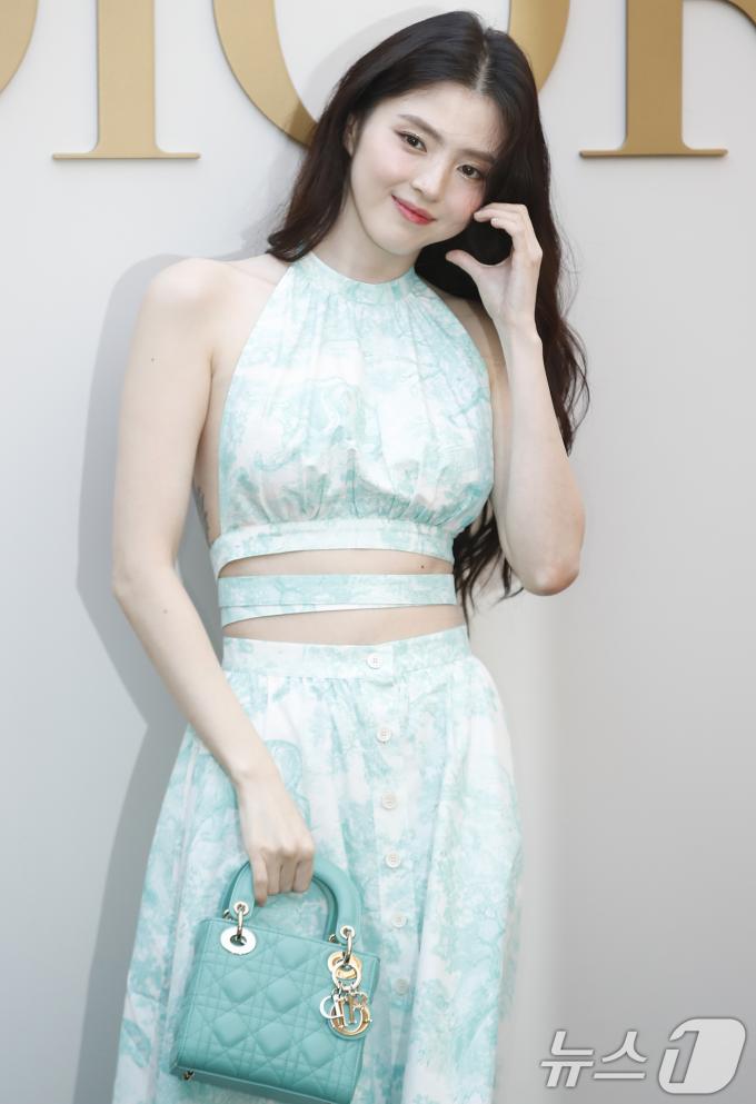 [사진] 한소희, 볼 하트 플러팅