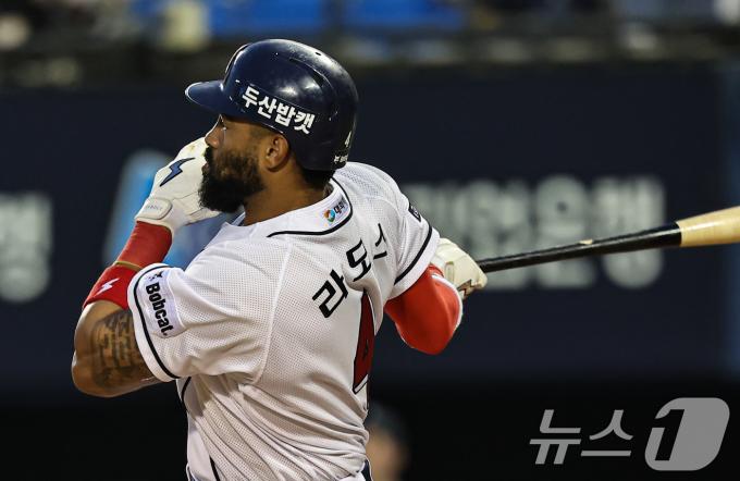 29일 오후 서울 송파구 잠실야구장에서 열린 ‘2024 신한 SOL 뱅크 KBO리그’ kt 위즈와 두산베어스의 경기, 4회말 1사 만루 상황에서 두산 라모스가 2타점 2루타를 치고 있다. 2024.5.29/뉴스1 ⓒ News1 김도우 기자