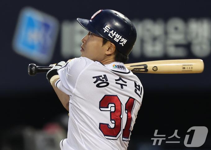 29일 오후 서울 송파구 잠실야구장에서 열린 ‘2024 신한 SOL 뱅크 KBO리그’ kt 위즈와 두산베어스의 경기, 4회말 1사 주자 2,3루 상황에서 두산 정수빈이 1타점 희생플라이를 치고 있다. 2024.5.29/뉴스1 ⓒ News1 김도우 기자
