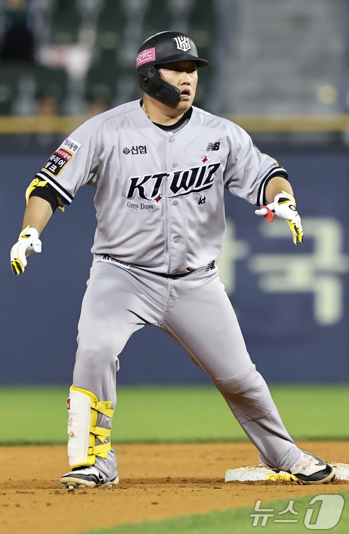 [사진] kt 김준태, 끝까지 따라간다!
