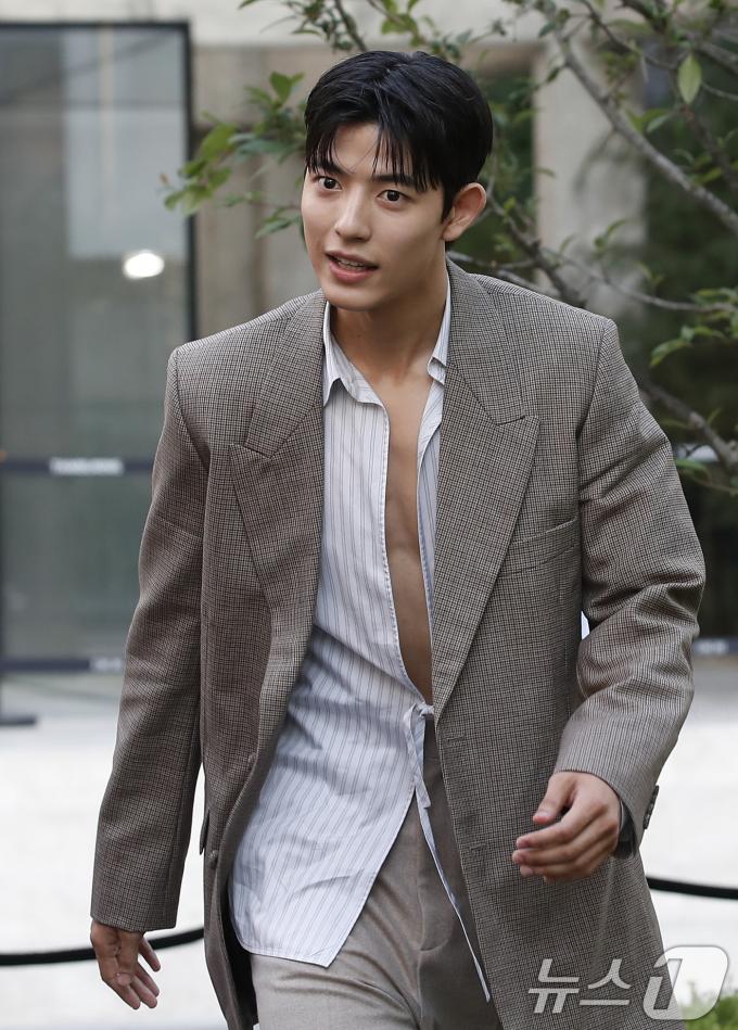 [사진] 로몬, 셔츠 안으로 보이는 근육질 몸매