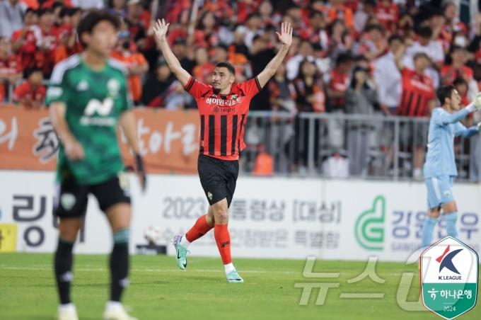 강원FC가 안방에서 전북 현대를 2-1로 제압했다. (한국프로축구연맹 제공)