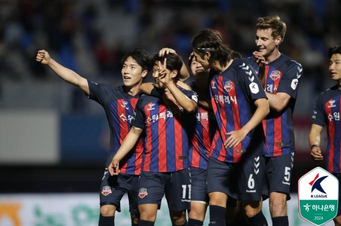 득점 후 동료들과 함께 기뻐하는 수원FC의 이승우. (한국프로축구연맹 제공)