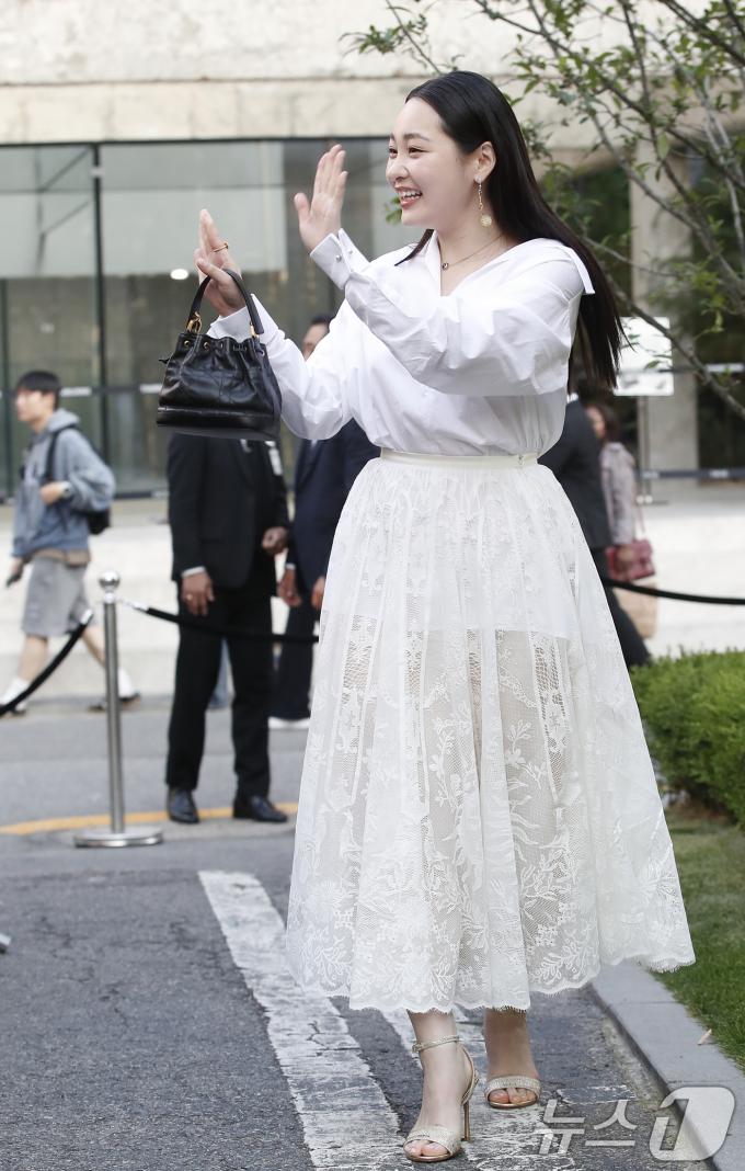 [사진] 김민하, 반가운 손 인사