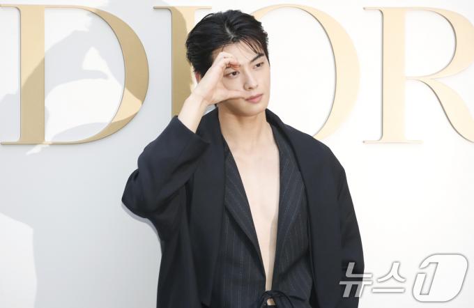 [사진] 차은우, 내 눈에 하트