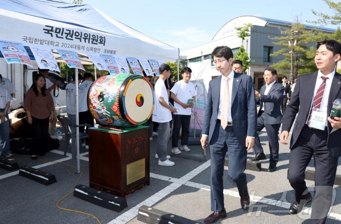 [사진] 2024 청춘신문고 부스 찾은 박종민 권익위 부위원장
