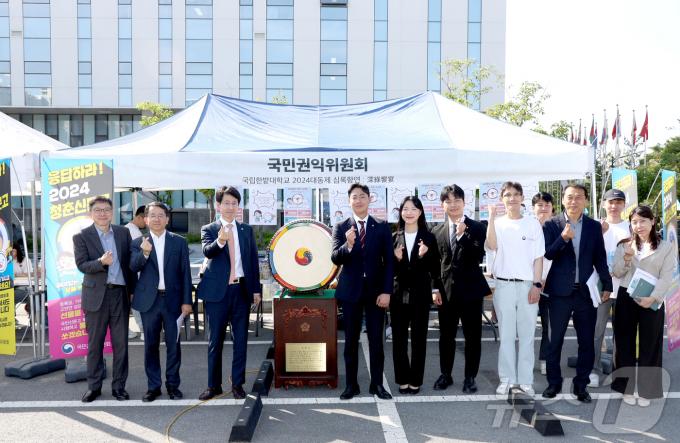 [사진] 한밭대 학생들과 기념 촬영하는 박종민 국민권익위 부위원장