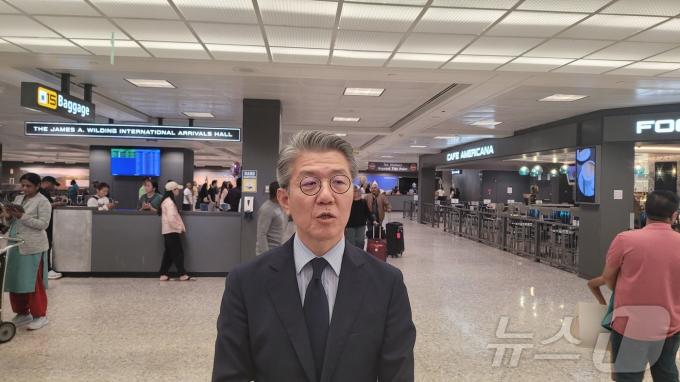 한미일 외교차관 협의회 참석차 미국을 방문한 김홍균 외교부 1차관이 29일(현지시간) 워싱턴DC 인근 덜레스 국제공항에서 특파원들과 질의응답을 하고 있다. 2024.5.29.