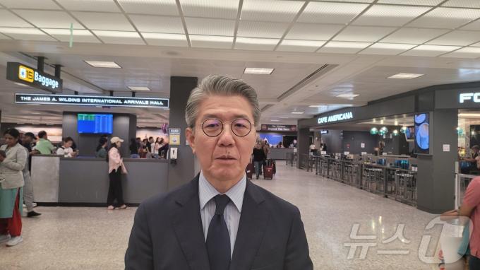 한미일 외교차관 협의회 참석차 미국을 방문한 김홍균 외교부 제1차관이 29일(현지시간) 워싱턴DC 인근 덜레스 국제공항에서 특파원들과 만나 질의응답을 하고 있다. 2024.5.29.