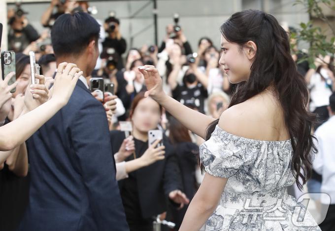 뉴진스 해린이 29일 서울 성동구 디올에서 열린 포토행사에 팬과 하트를 만들고 있다. ⓒ News1 권현진 기자