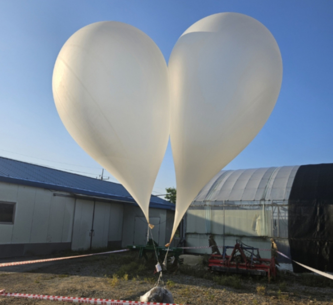 지난 28일 밤부터 시작된 대남오물풍선에 대해 김여정 북한 노동장 부부장이 "인민 표현의 자유"라고 말했다. 사진은 지난 29일 북한이 살포한 대남 전단(삐라)으로 추정되는 물체가 경기 파주시 파평면에서 발견된 모습. / 사진=뉴스1