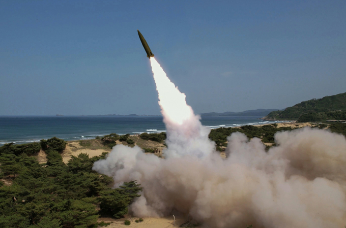대통령실이 북한의 탄도미사일(SRBM) 발사에 대한 긴급 안보상황 점검회의를 열었다. 사진은 지난 18일 북한 노동당 기관지 노동신문이 김정은 북한 노동당 총비서가 17일 미사일총국이 동해상에서 진행한 새로운 자치유도항법체계를 도입한 전술탄도미사일 시험사격을 참관했다고 보도한 모습. /사진=뉴스1(노동신문)