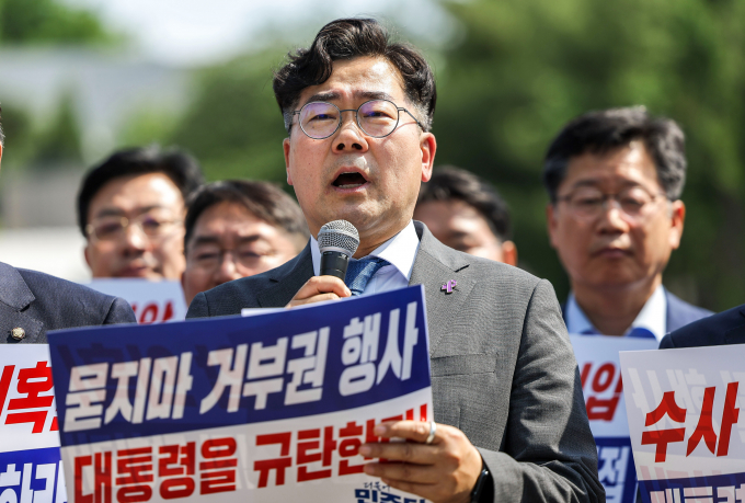 더불어민주당이 30일 채상병 특검법과 민생위기 극복 특별법을 당론으로 발의한다. 사진은 박찬대 민주당 원내대표가 지난 29일 서울 용산구 전쟁기념관 앞에서 열린 대통령 수사 외압 의혹과 거부권 행사 규탄 긴급 기자회견에서 발언하는 모습. /사진=뉴시스