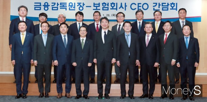 손해보험사 CEO(최고경영자)들이 30일 이복현 금융감독원장을 만나 각종 현안에 대해 이야기할 예정이다. 지난해 1월26일 이복현 금감원장이 서울 종로구 세종대로 생명보험 교육문화센터에서 열린 금융감독원-보험회사 CEO 간담회 참석, 발언하고 있다./사진=머니S DB