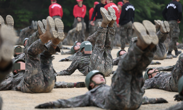 군기 훈련을 받다가 사망한 훈련병 소속 부대 중대장의 신상정보가 확산됐다. 사진은 기사 내용과 무관한 유격훈련을 받고 있는 장병들의 모습. /사진=뉴스1
