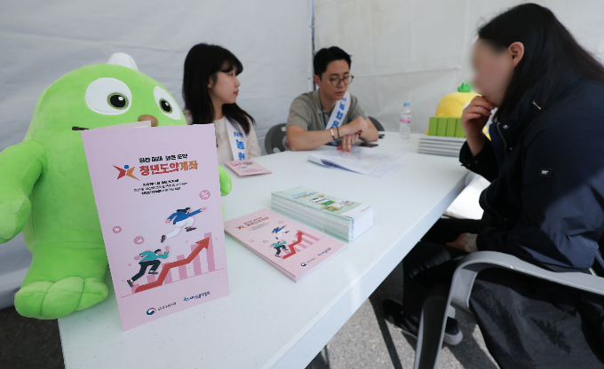 서울 광진구 커먼그라운드 야외광장에서 열린 서민금융진흥원 청년도약계좌 홍보 행사에서 시민들이 상담을 받고 있다./사진=뉴스1