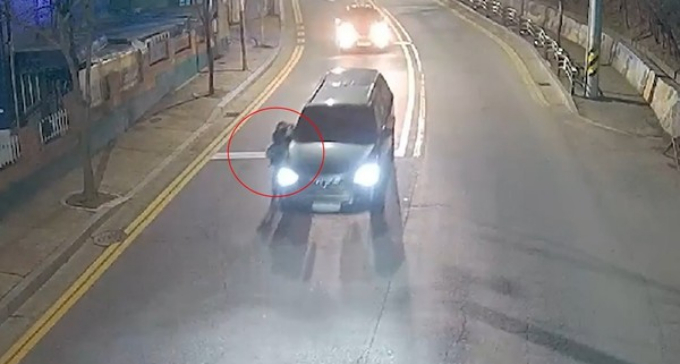 음주운전으로 사고를 내놓고 피해자를 차량에 매단 채(원 안) 도주하던 차주의 모습. / 사진=경기남부경찰청 유튜브 캡처