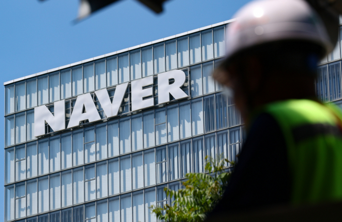 네이버가 일본 소프트뱅크와 절반씩 지분을 나눠 가지고 있는 글로벌 메신저 '라인'의 경영권을 일본 총무성의 라인야후 지분 매각 요구에 따라 일본 기업에 내줄 가능성이 커지고 있다. 네이버는 매각을 포함해 모든 가능성을 열어두고 소프트뱅크와 협의하겠다고 했고, 정부는 네이버의 입장을 최대한 존중해 필요 시 대응하겠다는 입장이다. 사진은 13일 경기 성남시 분당구 네이버 사옥 모습. /사진=뉴시스