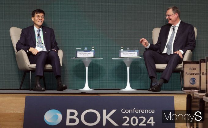 [머니S포토] '2024 BOK 국제컨퍼런스' 이창용 · 토마스 총재 정책대담
