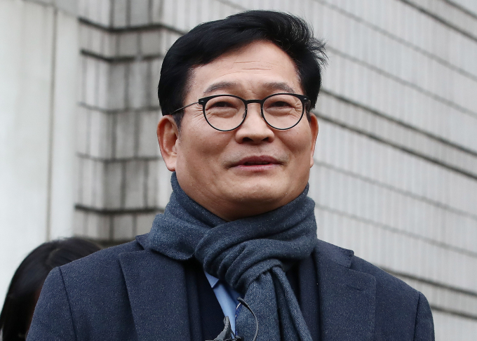 송영길 소나무당 대표가 30일 보석 석방됐다. 사진은 송 대표가 지난해 12월18일 서울 서초구 서울중앙지방법원에서 열린 구속 전 피의자 심문(영장실질심사)을 마치고 법원을 나서며 취재진 질문에 답하는 모습. /사진=뉴스1