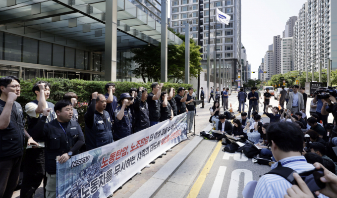 전국삼성전자노조가 29일 서울 서초구 삼성전자 사옥 앞에서 임금 교섭 결렬 파업 선언 기자회견을 하고 있다. /사진=뉴시스