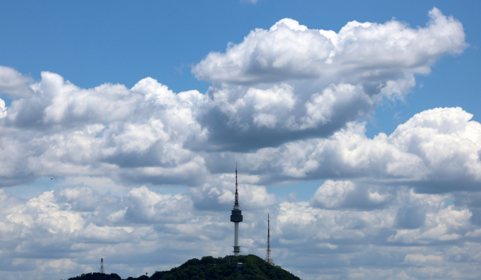 오는 31일에는 전국에 구름이 많다가 맑아질 예정이다. 사진은 지난 28일 서울 종로구 무무대전망대에서 바라본 하늘의 모습. /사진=뉴시스