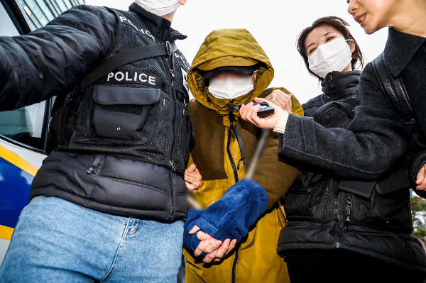 아내를 살해한 혐의로 중형을 선고받은 대형 로펌 출신 미국 변호사가 항소했다. 사진은 지난해 12월12일 서울 성북구 성북경찰서에서 서울중앙지방검찰청으로 송치되는 미국 변호사 A씨. /사진=뉴시스