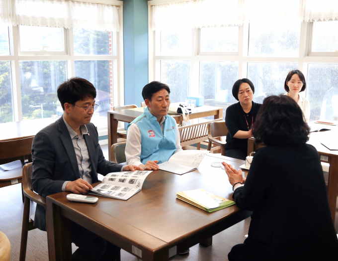 최덕근 건보공단 부울경본부장(왼쪽 두번째) 등 관계자들이 아동양육시설 관계자로부터 설명을 듣고 있다./사진=건보공단
