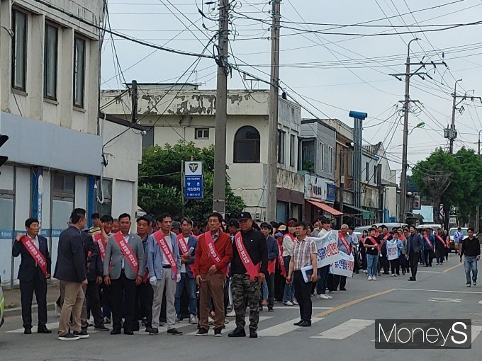 30일 송남수 망운면번영회장 등 광주군공항 무안이전 반대 대책위와 군민 200여명이 망운면 소재지에서 광주시의 두번째 무안방문에 맞불집회를 벌이고 있다./홍기철기자