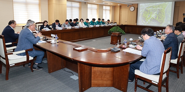 지난 29일 예천군청 중회의실에서 예천 남산공원 조성사업 공원조성계획 수립 및 실시설계 용역 중간보고회가 열리고 있다./사진제공=경북 예천군