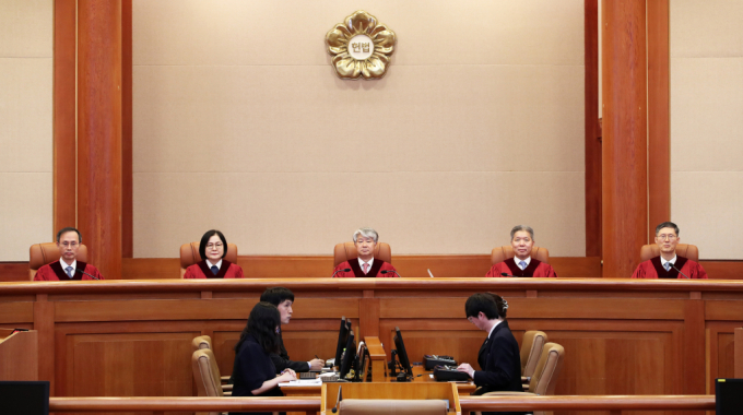 문재인 정부에서 확대된 종합부동산세가 헌법에 위배되지 않는다는 헌법재판소 판단이 나왔다. 사진은 이종석(가운데) 헌법재판소장을 비롯한 헌법재판관들이 30일 서울 종로구 헌법재판소 대심판정에서 열린 5월 심판사건 선고를 앞두고 자리한 모습. /사진=뉴스1