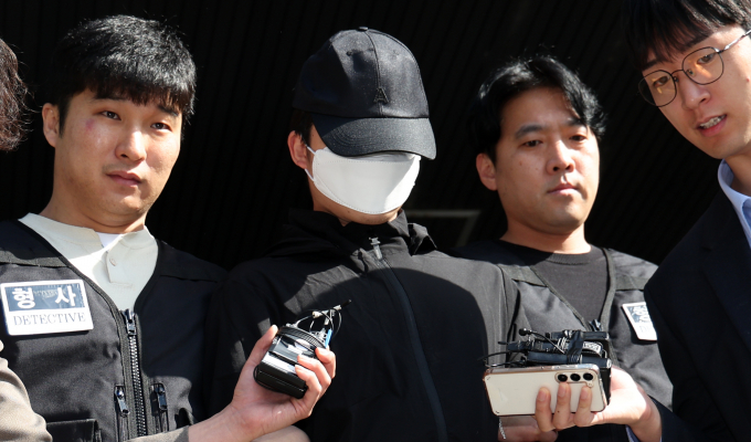 검찰이 서울 강남역 인근 건물 옥상에서 여자친구를 살해한 의대생 최모씨(25)를 구속상태로 재판에 넘겼다. 사진은 최씨가 지난 14일 서울 서초경찰서에서 검찰로 구속송치되는 모습. /사진=뉴스1