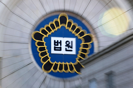 수사 정보를 프랜차이즈 대표에게 제공하고 접대를 받은 전 경찰관이 항소심에서 감형됐다. 기사와 무관한 서울중앙지방법원 모습. /사진=뉴스1