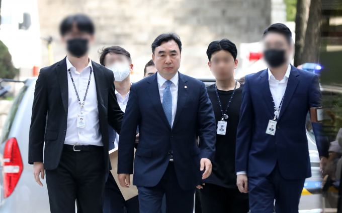 검찰이 30일 윤관석 전 더불어민주당 의원에게 징역 5년을 구형했다. 사진은 윤 전 의원이 지난해 8월4일 서울 서초구 서울중앙지법에서 열린 영장실질심사(구속 전 피의자심문)에 출석하는 모습. /사진=뉴시스