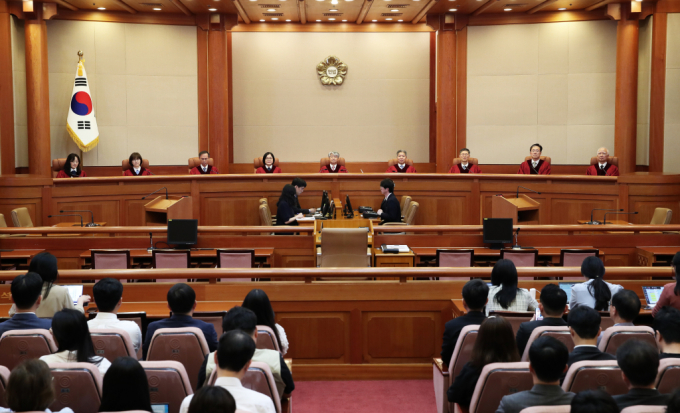 문재인 정부에서 확대된 종합부동산세가 헌법에 위배되지 않는다는 헌법재판소 판단이 나왔다. 사진은 이종석(가운데) 헌법재판소장을 비롯한 헌법재판관들이 30일 서울 종로구 헌법재판소 대심판정에서 열린 5월 심판사건 선고를 앞두고 자리한 모습. /사진=뉴스1