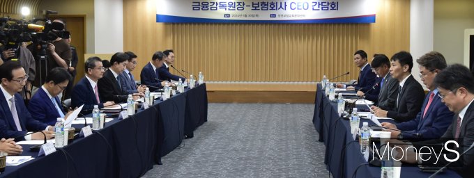 [머니S픽] 보험업계 만난 이복현 