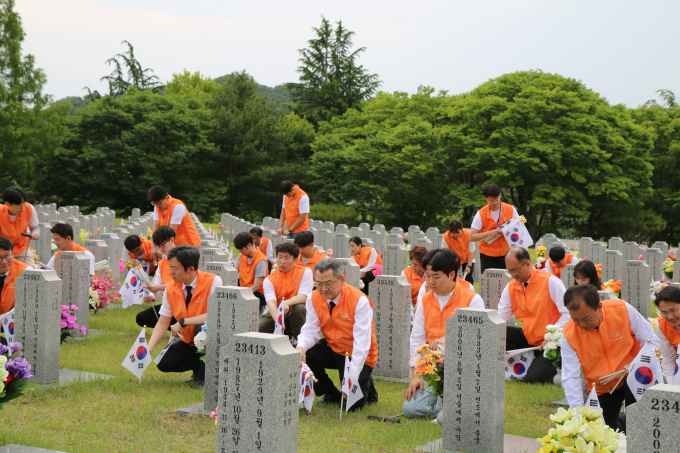 한화그룹 충청지역 봉사단이 6월 호국보훈의 달을 앞두고, 5월 30일 국립대전현충원에서 태극기 교체 등 봉사활동을 하고 있다. / 사진=한화그룹