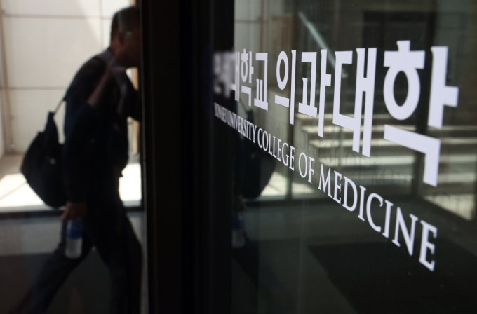 2025학년도 대학 입시에서 비수도권 의과대학들이 전체 모집인원의 60% 안팎을 소재지 인근 '지역인재'로 선발한다. 사진은 지난 23일 서울 시내 한 의과대학에서 관계자가 이동하는 모습. /사진=뉴시스