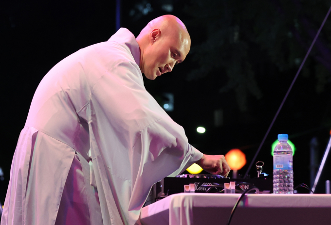  스님 콘셉트 DJ '뉴진스님'으로 인기를 끌고 있는 개그맨 윤성호의 미담이 공개됐다. 사진은 지난 12일 서울 종로구 조계사 앞 사거리에서 열린 EDM(일렉트로닉 댄스 뮤직) 난장에서 디제이 공연을 펼친 '뉴진스님'(개그맨 윤성호). /사진=뉴시스