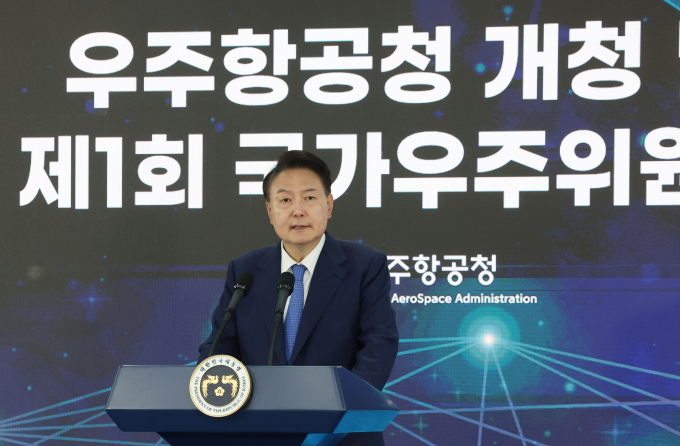 윤석열 대통령이 우주항공청 개청 기념식에서 " 2045년까지 약 100조원의 투자를 이끌어 내겠다"고 밝혔다. 사진은 윤 대통령이 30일 경남 사천 우주항공청에서 열린 우주항공청 개청식 및 제1차 국가우주위원회에서 발언하는 모습. /사진=뉴시스