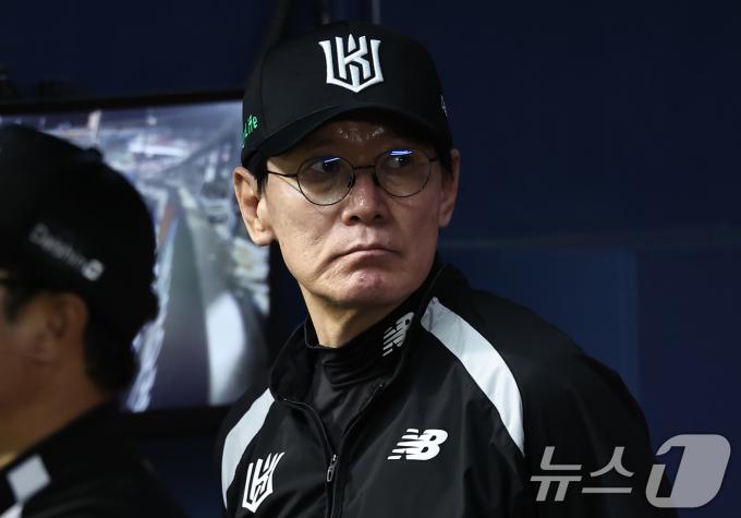 29일 오후 서울 송파구 잠실야구장에서 열린 ‘2024 신한 SOL 뱅크 KBO리그’ kt 위즈와 두산베어스의 경기, kt 이강철 감독이 경기를 지켜보고 있다. 2024.5.29/뉴스1 ⓒ News1 김도우 기자
