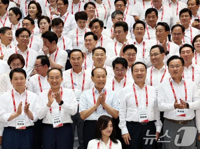 [사진] 박수치는 국민의힘