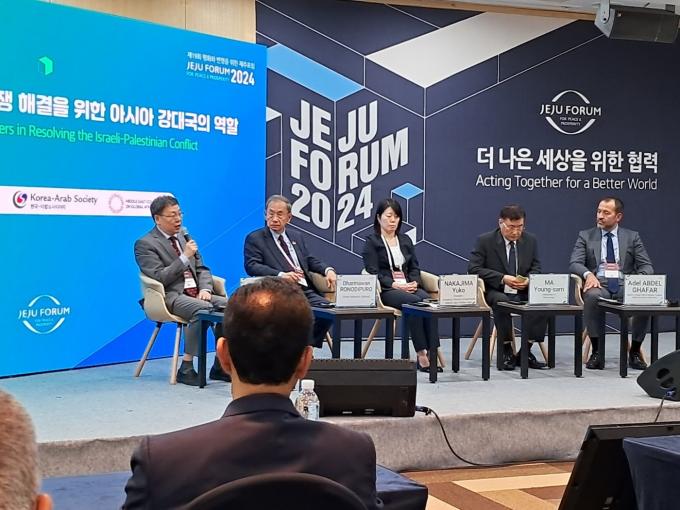30일 제주포럼2024  '이스라엘·팔레스타인 분쟁 해결을 위한 아시아 강대국의 역할' 세션에서 참석자들이 토론하고 있다. 2024.05.30.ⓒ 뉴스1