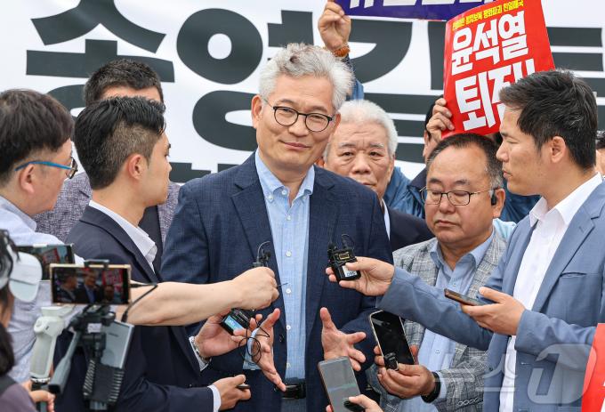 더불어민주당 전당대회를 앞두고 '돈봉투' 살포 의혹 등으로 구속돼 재판중인 송영길 소나무당 대표가 30일 경기 의왕시 서울구치소에서 보석으로 석방된 후 취재진에 입장을 밝히고 있다. 2024.5.30/뉴스1 ⓒ News1 김도우 기자