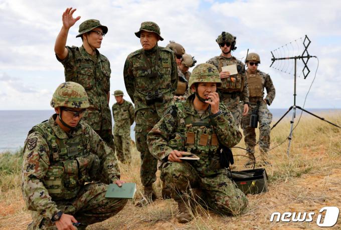 일본 최초의 해병대인 육상 자위대 상륙신속배치여단(ARDB)의 나시노키 신고 사령관과 병사들이 15일 일본 오키나와의 무인도 이리스나 섬에서 미 해병대가 지켜보는 가운데 군사 훈련에 참여하고 있다. 2023.11.15 (사진은 기사 내용과 무관함) ⓒ 로이터=뉴스1 ⓒ News1 정지윤 기자