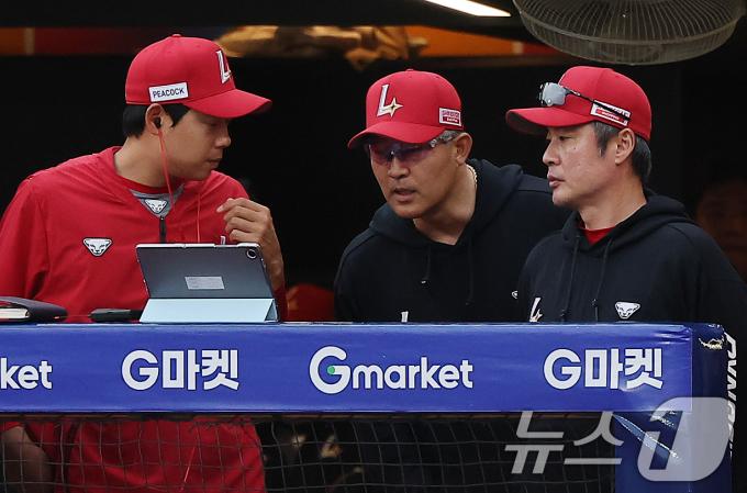 [사진] ABS 시스템 확인하는 이숭용 감독
